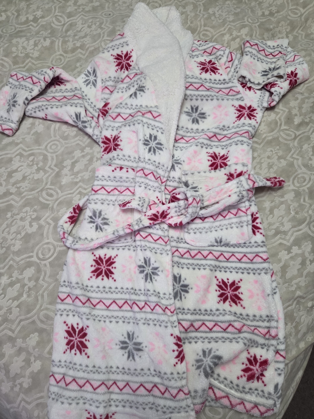 Ardene Pink, Gray & White Snowflake Plush Fleece Robe